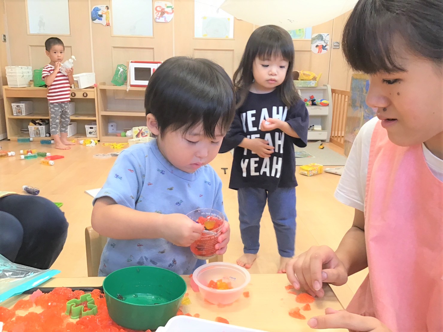 洗足こども短期大学の学生が、明日葉保育園で保育ボランティアを行い